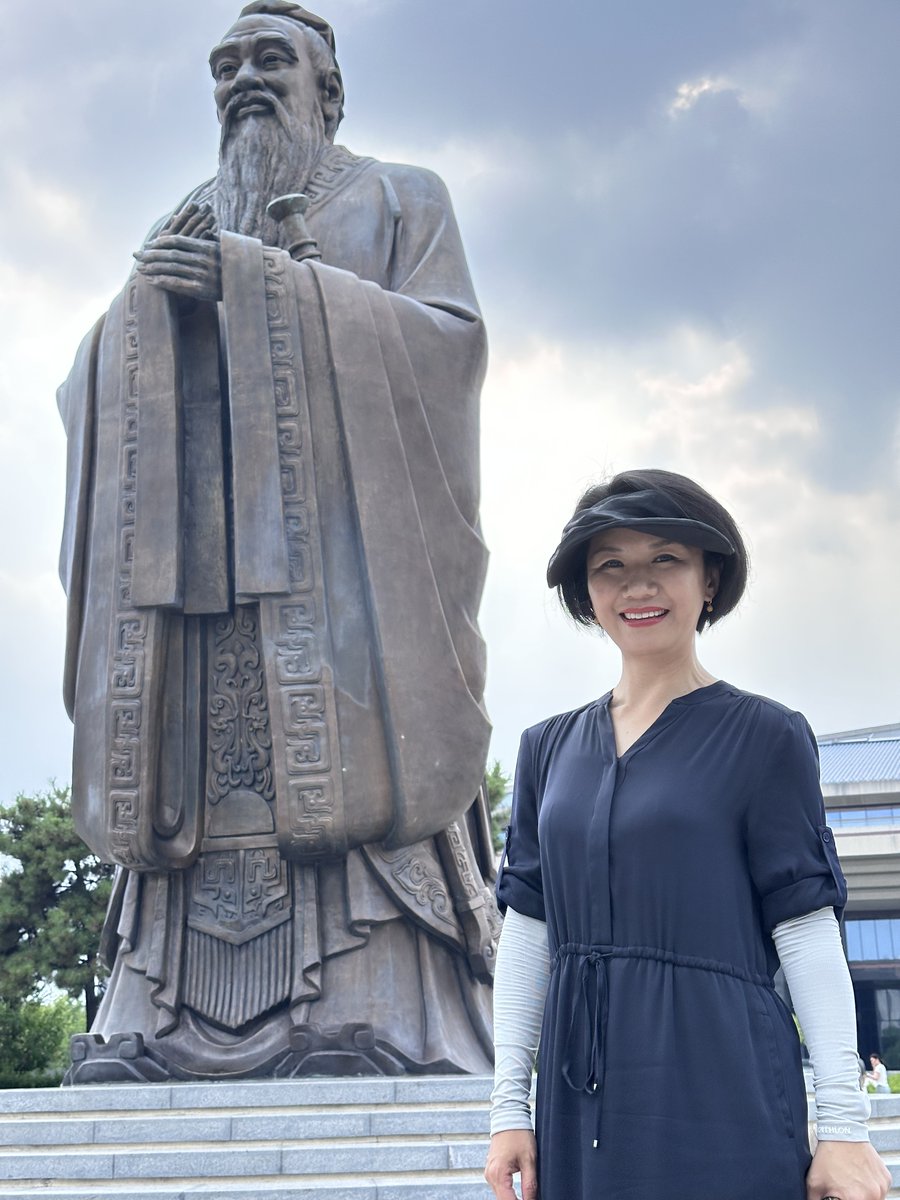 LiuXininBeijing's tweet image. Qufu's calling! I'm excited to host a high-level interview session at the 11th Nishan Forum in Qufu, Shandong, where guests from 70+ countries come together to explore culture, connection, and civilization. Before stepping on stage, I stopped by the Confucius Museum to soak in…