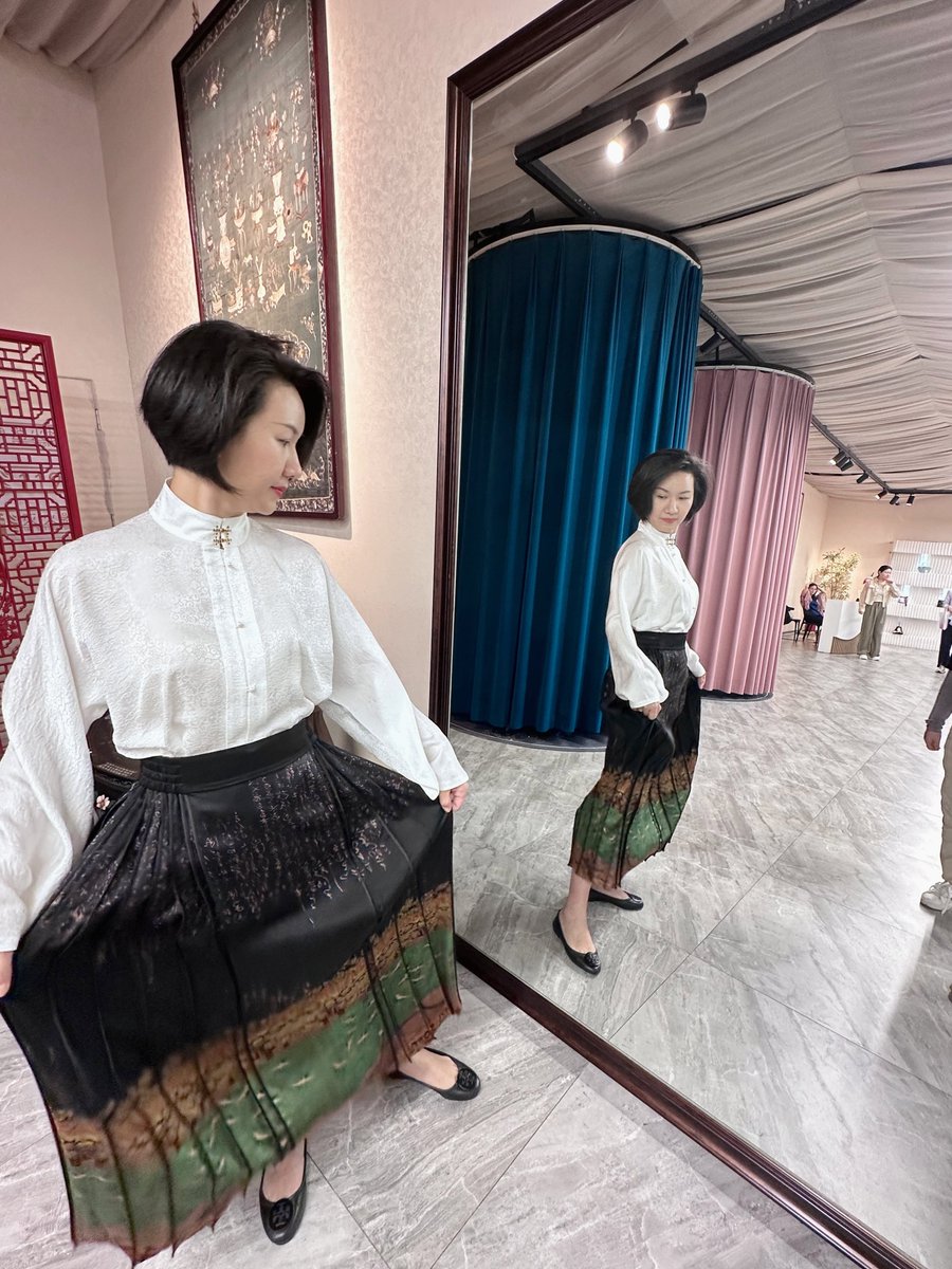 LiuXininBeijing's tweet image. Qufu's calling! I'm excited to host a high-level interview session at the 11th Nishan Forum in Qufu, Shandong, where guests from 70+ countries come together to explore culture, connection, and civilization. Before stepping on stage, I stopped by the Confucius Museum to soak in…
