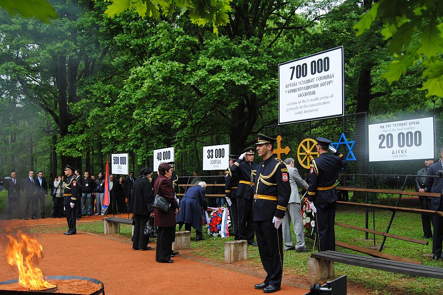 Стрпљиво сачеках читав дан и НИЈЕДАН "пумпаш, блокадер или студент", не реагова што Хрватица и предсједница скупштине Србије, програмски умањи број жртава логора смрти Јасеновац за више од седам пута!
Да јесте, јутрос бих био у Београду да се тучем с полицијом.
Знао бих зашто.