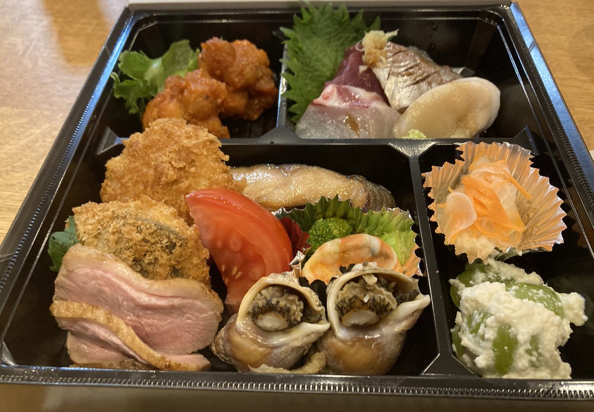 こちらお酒にあう最高のお弁当でございます🍱