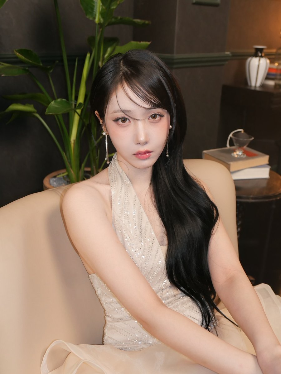 Gfriendfashion's tweet photo. Sinb @GFRDofficial @VIVIZ_official
Melon Music Video Set Behind Photos 250708
#urisinbfashion
Glamdoll
#GFRIEND
#SINBFASHION
#VIVIZ https://t.co/VILnzuQDHy