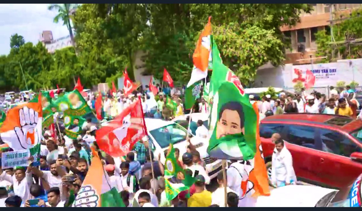 MLMandalRJD's tweet image. बदलाव की शुरुआत अन्याय के ख़िलाफ़ जनता के सड़क पर उतरने से होती है। आज बिहार ने वह शुरुआत कर दी है। #TejashwiYadav #Bihar #india #लोकतंत्र_बचाओ