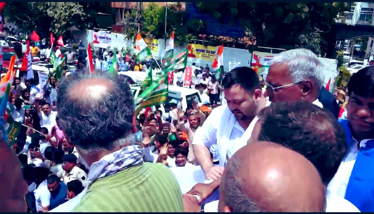 MLMandalRJD's tweet image. बदलाव की शुरुआत अन्याय के ख़िलाफ़ जनता के सड़क पर उतरने से होती है। आज बिहार ने वह शुरुआत कर दी है। #TejashwiYadav #Bihar #india #लोकतंत्र_बचाओ