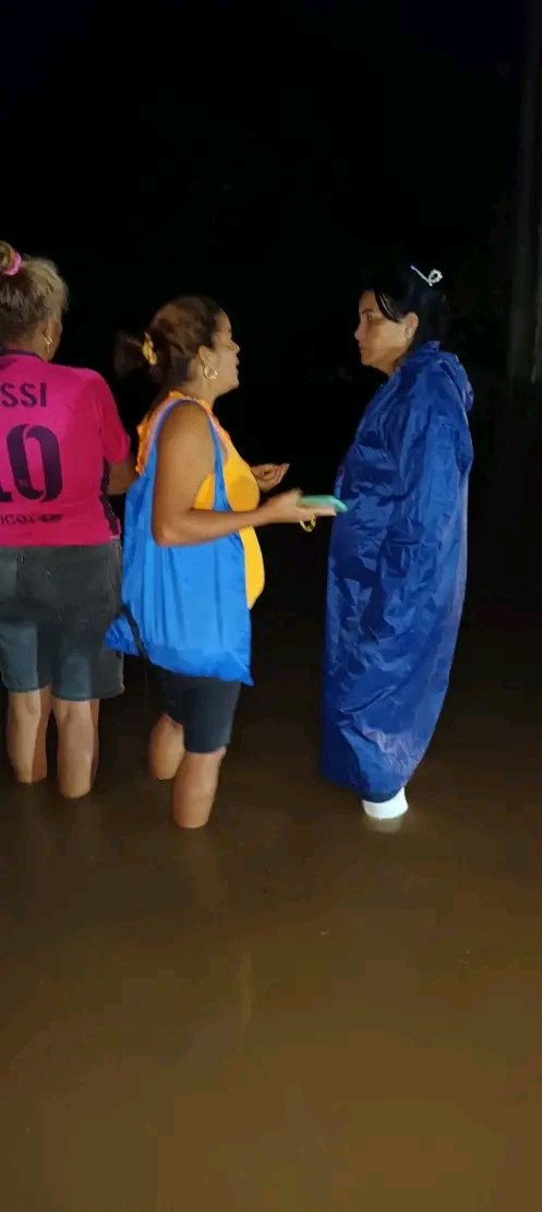 Aquí estamos con los vecinos de calle 24 y 26 de Siboney ,ya empieza a drenar el agua y a mejorar la situación. 

Según la información que nos trasmitió el Centro de Metereología fueron 90.8  milímetros de agua en una hora en #Bayamo #ProvinciaGranma
