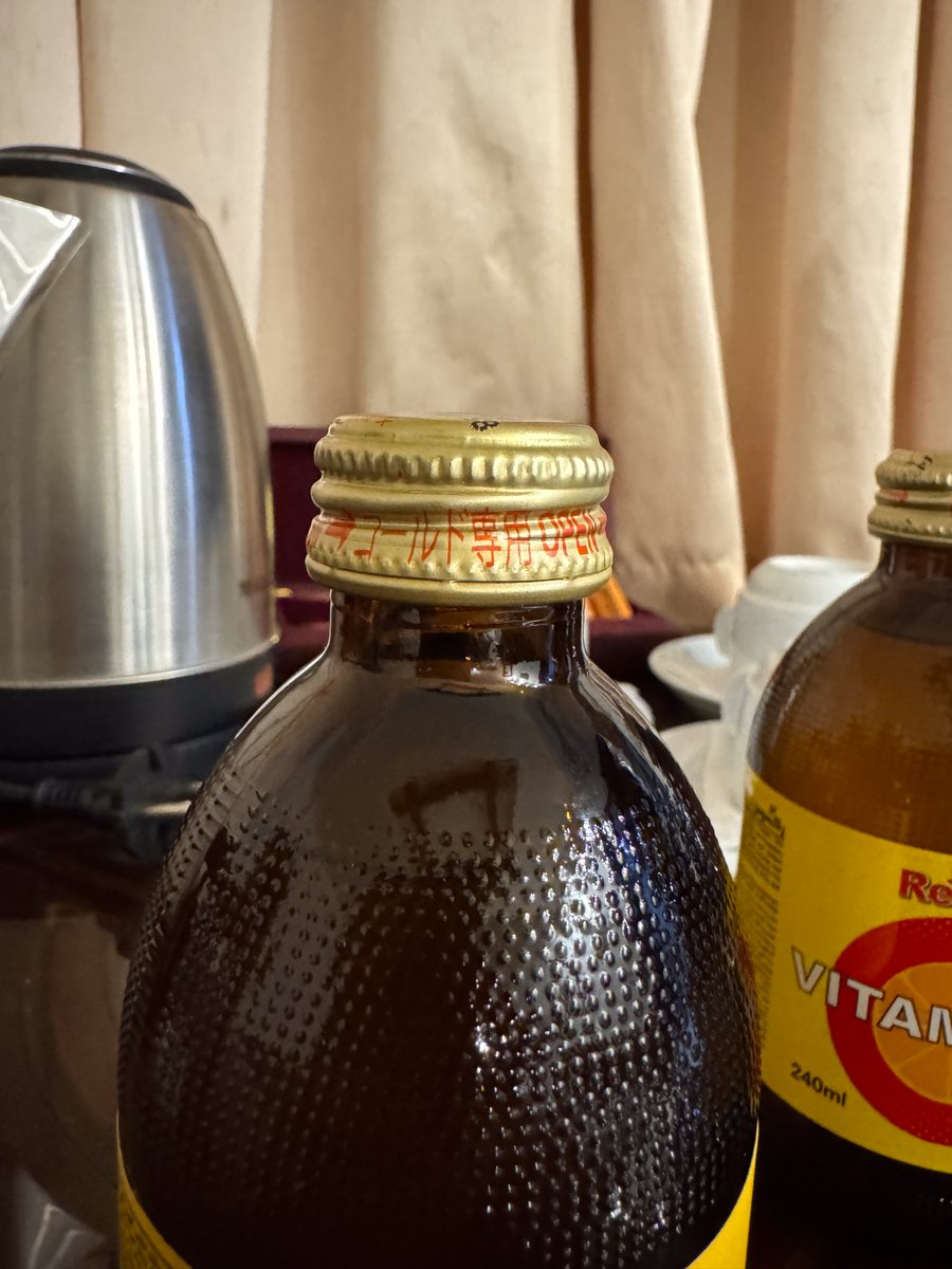 persianized_ken's tweet image. イランで驚いたことが、飲み物のキャップに日本語表記が。キャップだけ日本製なのだろうか?と思ったのがた、別製品を見ると怪しい日本語だったので日本製ではない。ということはブランディングのための日本語表記なのか?でもわざわざこんな細かいところでするのか?謎は深まるばかり