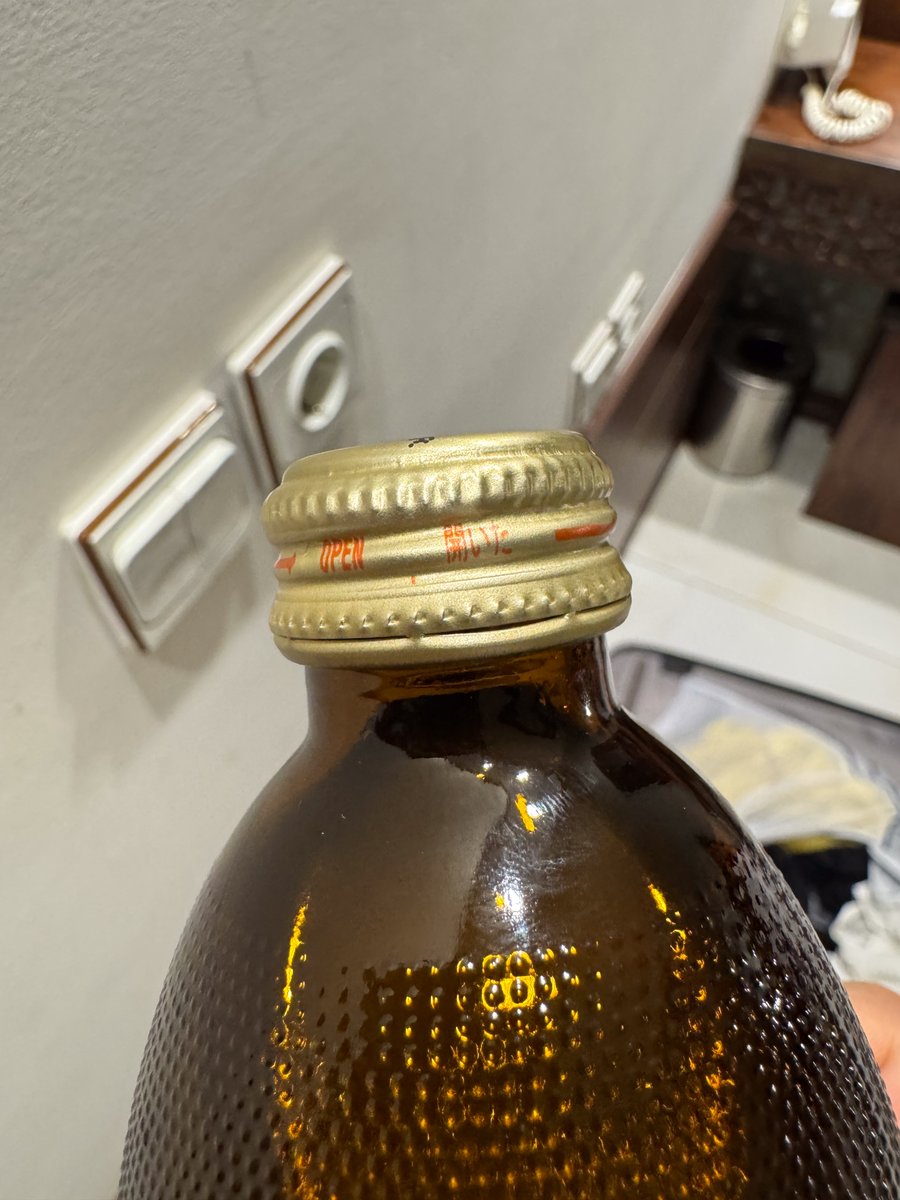 persianized_ken's tweet image. イランで驚いたことが、飲み物のキャップに日本語表記が。キャップだけ日本製なのだろうか?と思ったのがた、別製品を見ると怪しい日本語だったので日本製ではない。ということはブランディングのための日本語表記なのか?でもわざわざこんな細かいところでするのか?謎は深まるばかり