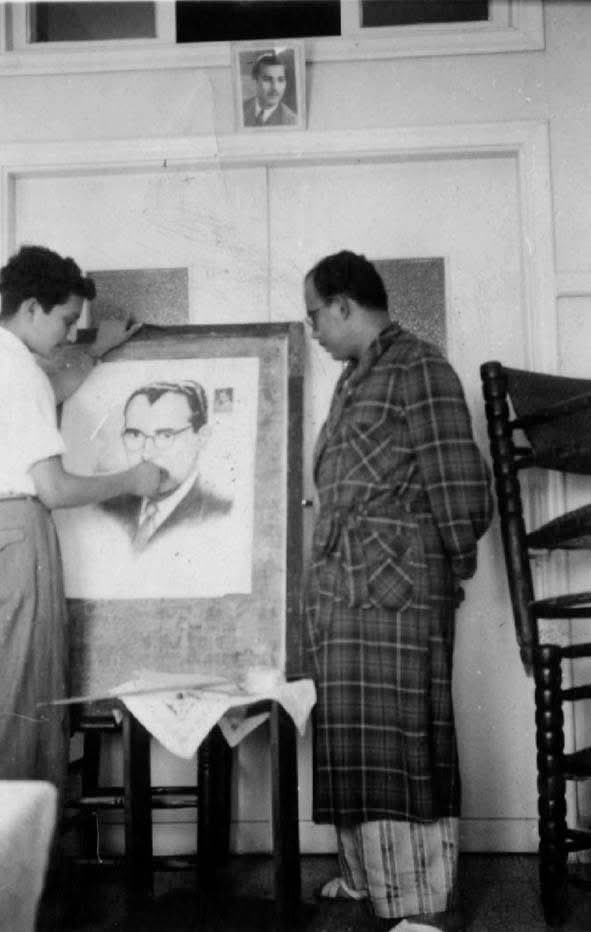 A photo of the martyr Ghassan Kanafani at the same age as his niece, the martyr Lamis (16 years old), as he draws a portrait of Lamis’s father and his sister Faiza’s husband, the educator Hussein Najm .
