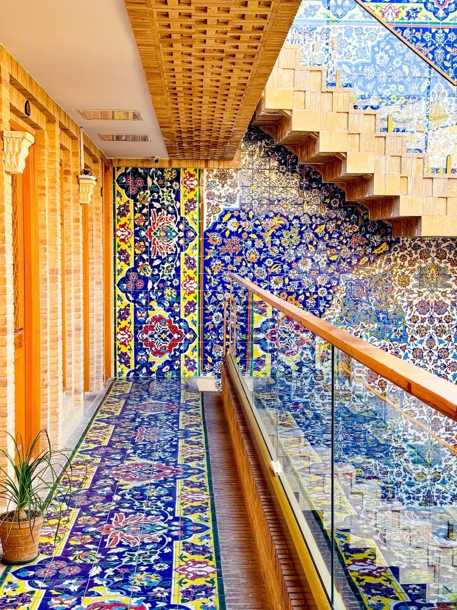 persianized_ken's tweet image. シーラーズのホテルは、3ヶ月前にオープンしたばかりのヒストリカルホテル・Mah Gisoo Hotel🌹たまたまインスタで発見したとこなのだが、タイルアートの装飾がヤバいくらい素敵でスタッフの対応も最高!このホテル、まじでおすすめ!!!!