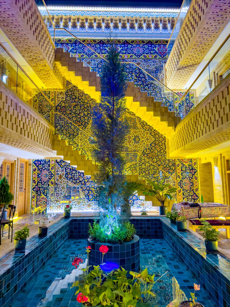 persianized_ken's tweet image. シーラーズのホテルは、3ヶ月前にオープンしたばかりのヒストリカルホテル・Mah Gisoo Hotel🌹たまたまインスタで発見したとこなのだが、タイルアートの装飾がヤバいくらい素敵でスタッフの対応も最高!このホテル、まじでおすすめ!!!!