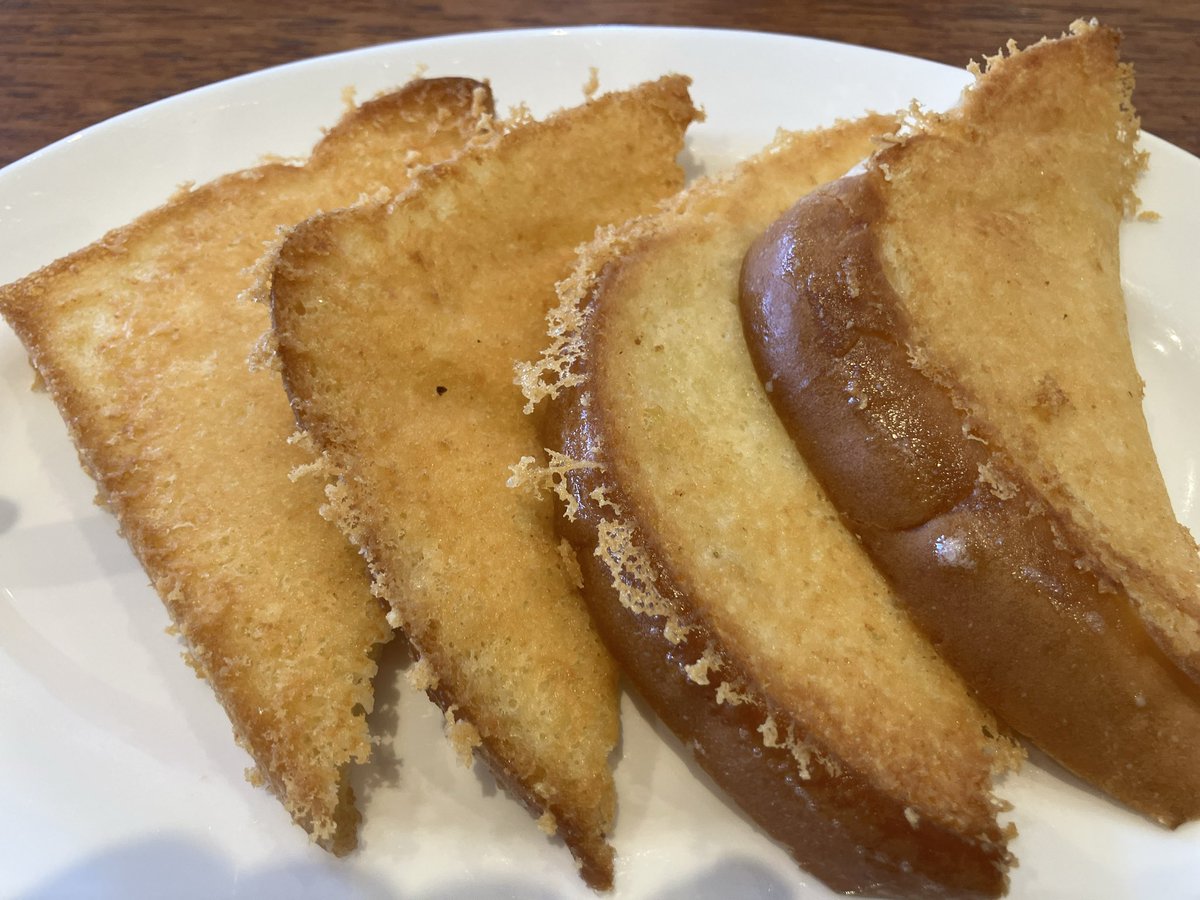 昼はサラダバー、健康に気を使ってサラダというわけではなく、メインはチーズトースト。4枚食べた。タコスやカレーもある。野菜より炭水化物たっぷり摂取できる。
#シズラー #三鷹 #チーズトースト