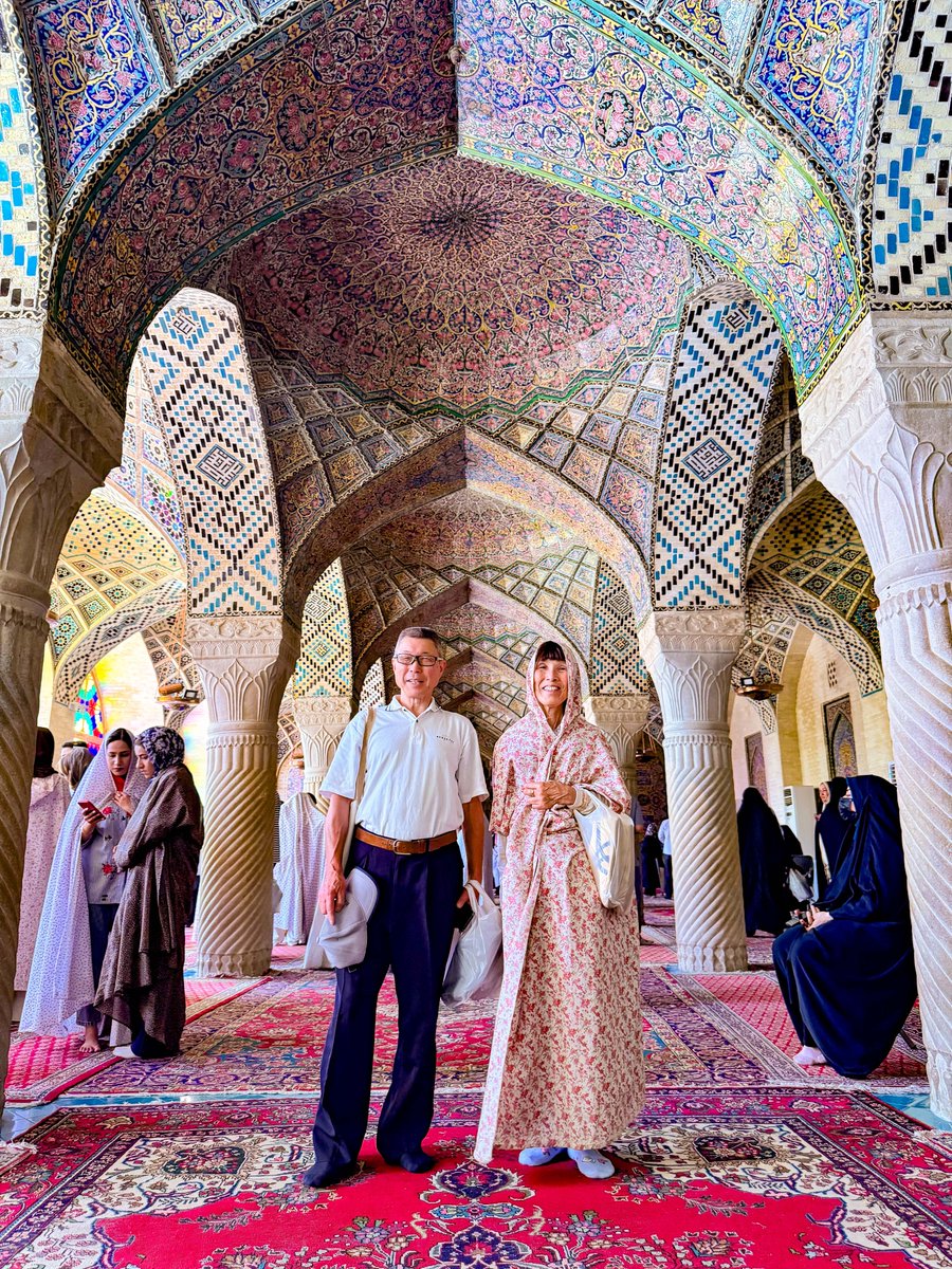 persianized_ken's tweet image. シーラーズといえばここ!人気No.1のスポット、ナスィーロルモルク・モスク🌹流石の人気スポットということもあり、イラン人観光客で大混雑!朝日の差し込み具合は夏至の約1ヶ月ほど前ということで控えめ。ここの美しさを元寝るのであれば、なるべく冬至に近い日の朝に訪れるのがおすすめです🥰