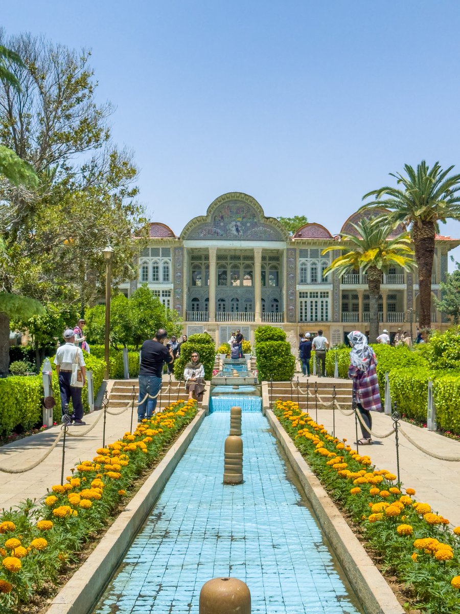 persianized_ken's tweet image. 続いては世界遺産にも登録されているペルシア式庭園、エラム庭園へ!ここ、何がすごいってシーラーズ大学農学部が管理してるだけあって庭園には約300種ものバラが咲き誇ってます。バラのベストシーズンは5月。行くならこのタイミングがおすすめです🌹