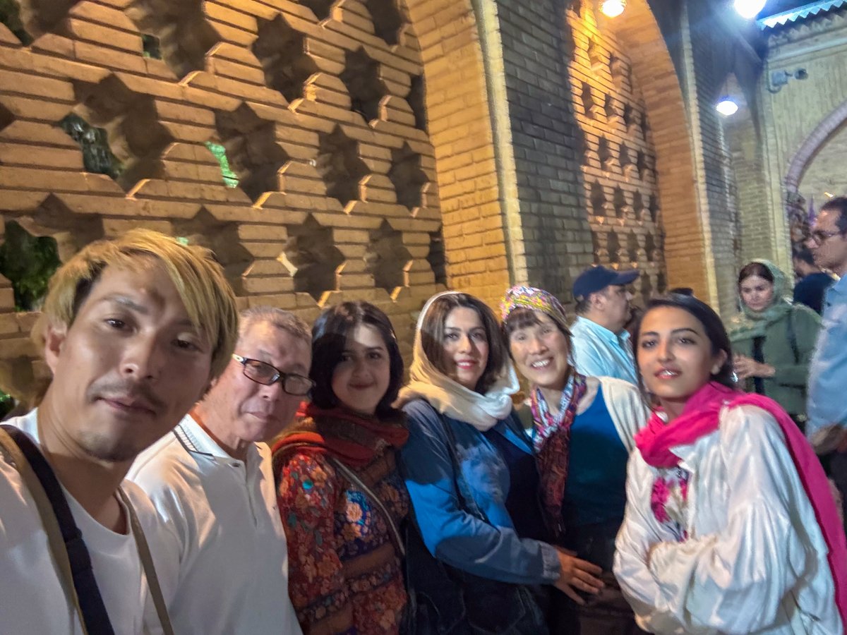 persianized_ken's tweet image. イランでは旅行中によく声をかけられる。その理由を聞くと「日本や欧米からの旅行者は少ないし、私達も気軽に国外旅行に行けるわけでもない。だから旅行者と話すのは私たちにとって貴重な国際交流の機会なの」と。
旅行中は観光地を駆け足で周るのも良いが、是非地元の方々との交流も楽しんでほしい。