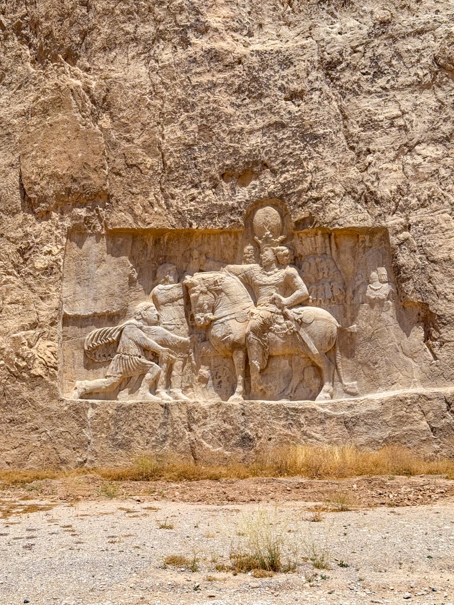 persianized_ken's tweet image. この日はペルシア帝国の遺跡巡り!遺跡群はシーラーズ郊外にあり街からの往復だと時間が勿体無いので、車を一日チャーターし、アケメネス朝の都ペルセポリス→王の墓群ナグシェ・ロスタム→初代王の墓パサルガード→次の街ヤズドないしエスファハーンにそのまま抜けるのがおすすめです🔥