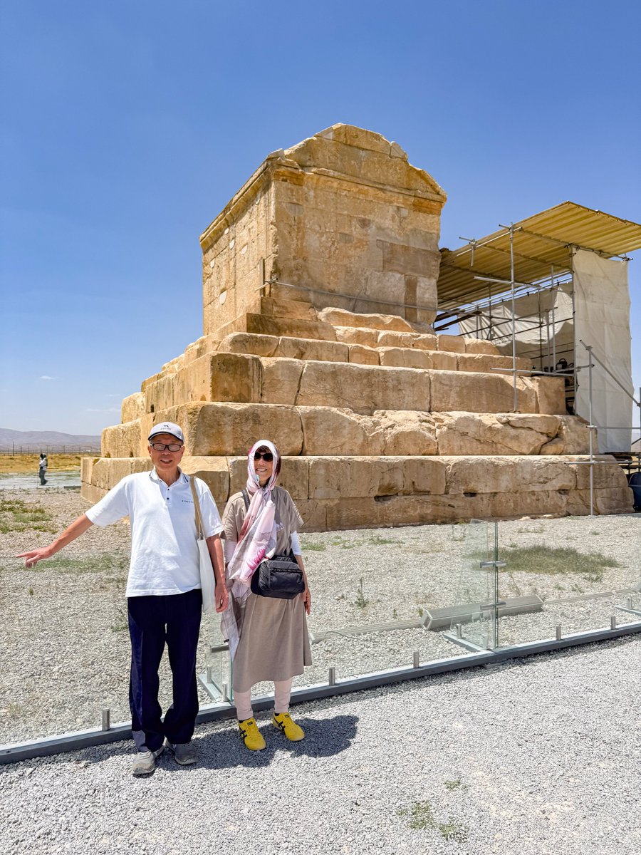 persianized_ken's tweet image. この日はペルシア帝国の遺跡巡り!遺跡群はシーラーズ郊外にあり街からの往復だと時間が勿体無いので、車を一日チャーターし、アケメネス朝の都ペルセポリス→王の墓群ナグシェ・ロスタム→初代王の墓パサルガード→次の街ヤズドないしエスファハーンにそのまま抜けるのがおすすめです🔥