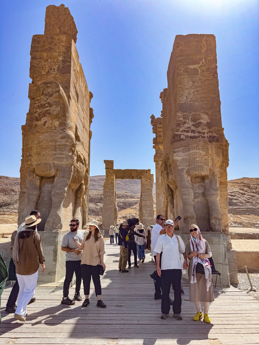 persianized_ken's tweet image. この日はペルシア帝国の遺跡巡り!遺跡群はシーラーズ郊外にあり街からの往復だと時間が勿体無いので、車を一日チャーターし、アケメネス朝の都ペルセポリス→王の墓群ナグシェ・ロスタム→初代王の墓パサルガード→次の街ヤズドないしエスファハーンにそのまま抜けるのがおすすめです🔥