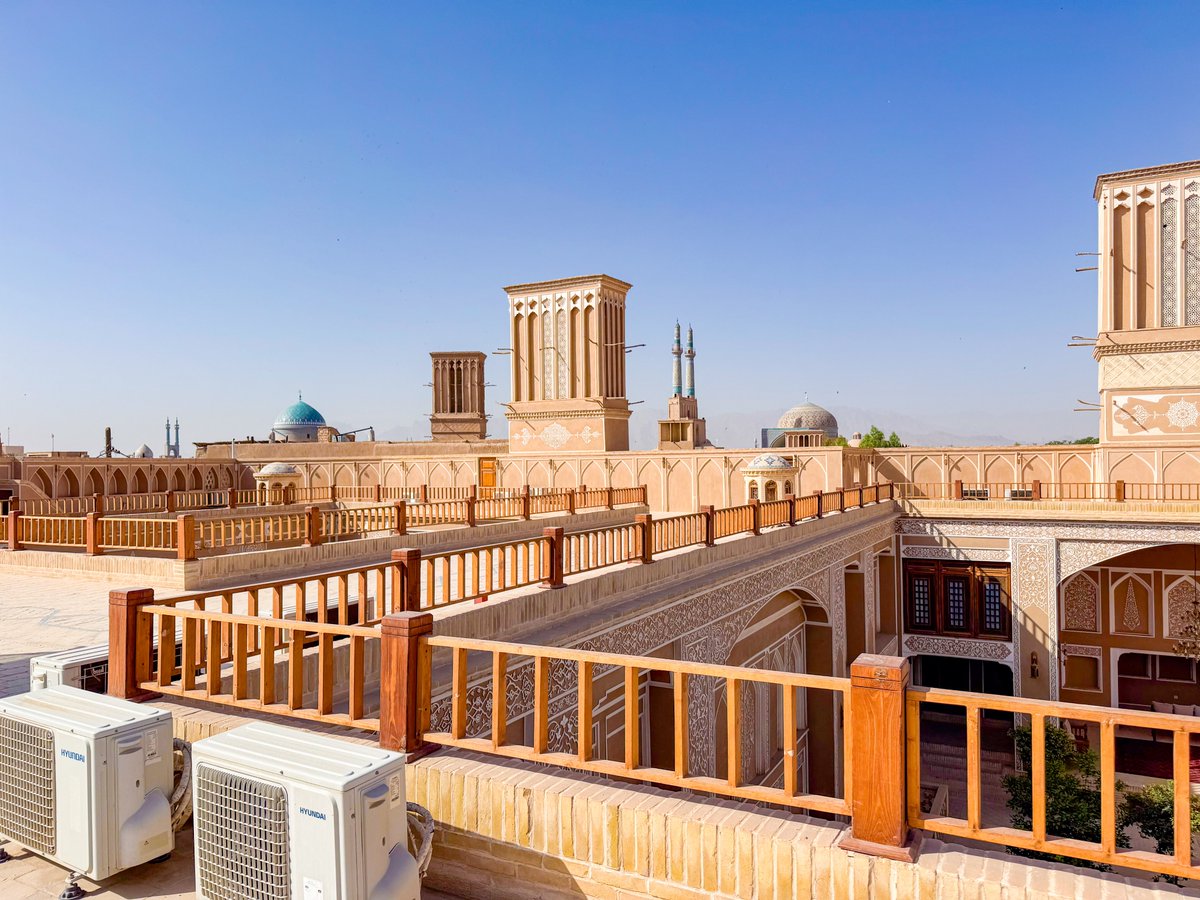 persianized_ken's tweet image. 次都市はヤズド!今回のホテルは旧市街にあるヒストリカルホテル、Safikhani Hotel。超綺麗に改装してあるし屋上からの眺めは最高だし部屋も広いしまじここヤズドのベストホテルかも....!建物自体はサファヴィー朝とのことなので大体3~400年前のものです。
