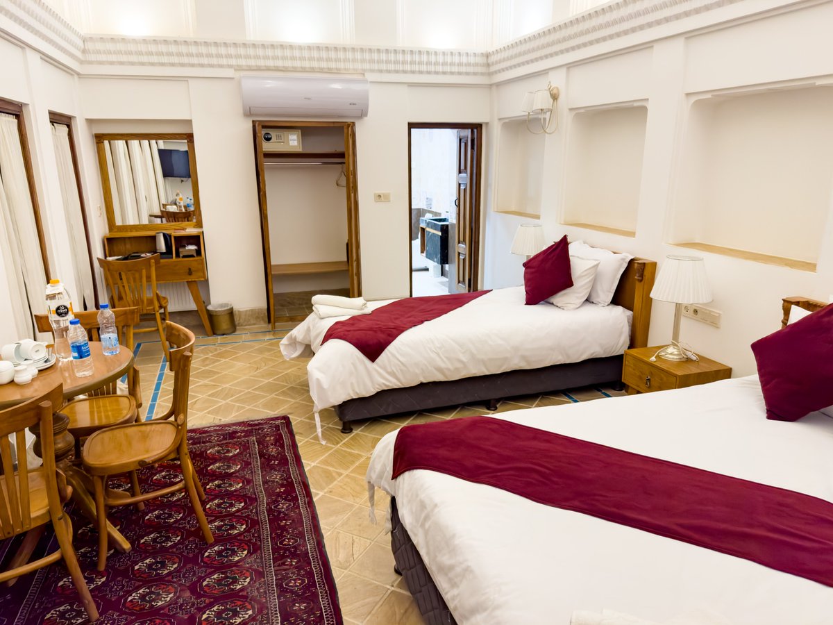 persianized_ken's tweet image. 次都市はヤズド!今回のホテルは旧市街にあるヒストリカルホテル、Safikhani Hotel。超綺麗に改装してあるし屋上からの眺めは最高だし部屋も広いしまじここヤズドのベストホテルかも....!建物自体はサファヴィー朝とのことなので大体3~400年前のものです。