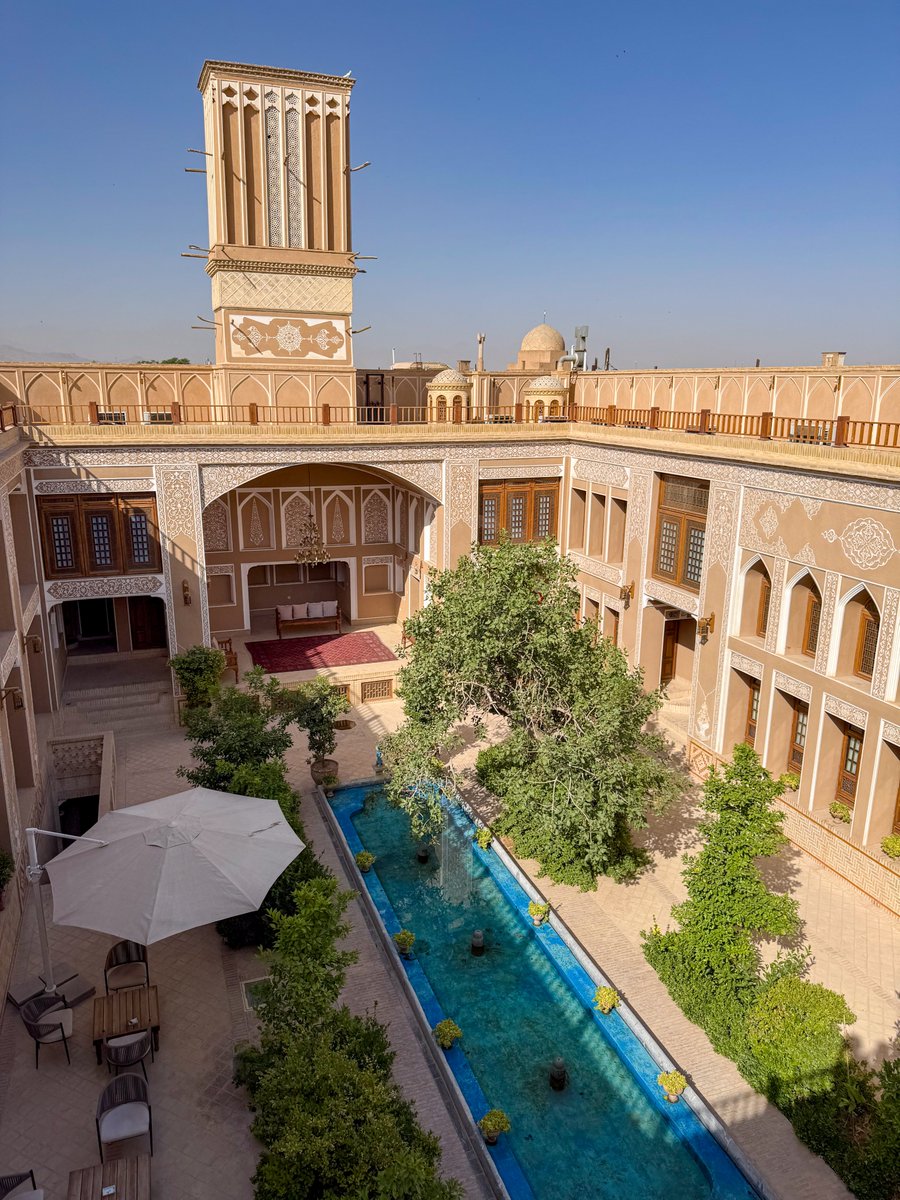 persianized_ken's tweet image. 次都市はヤズド!今回のホテルは旧市街にあるヒストリカルホテル、Safikhani Hotel。超綺麗に改装してあるし屋上からの眺めは最高だし部屋も広いしまじここヤズドのベストホテルかも....!建物自体はサファヴィー朝とのことなので大体3~400年前のものです。