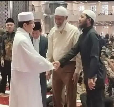 Tidak seharusnya Menteri Agama Indonesia menyambut kedatangan ZN sebab di negara sendiri ZN menjadi buronan dan bukan pula tamu kenegaraan harus di terima menteri Agama.