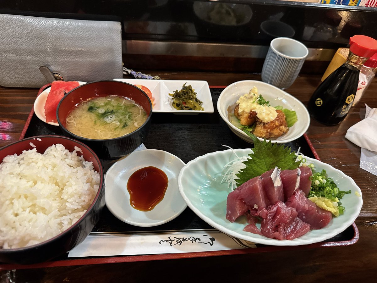 これまた念願のかつを刺定食を
いつも行くのが遅いからか、売切でして
猛暑だからか空いてました

ミニ小鉢にチキン南蛮が登場

ひそっと西瓜がオマケ🍉
ありがたや🙏

いやぁかつを美味しかった🐟

#百花亭