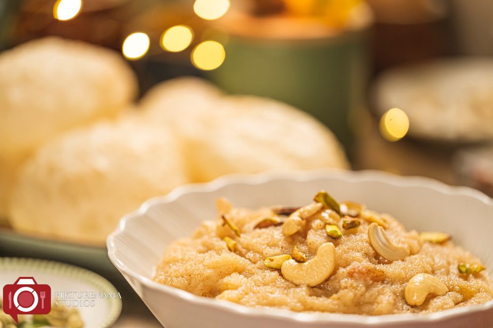 HolbrooksScott's tweet image. In North India, it’s Sooji ka Halwa, in Maharashtra, Sheera, down South, it’s Rava Kesari or Kesari Bath. But we bongs call it MOHONBHOG!
A simple semolina dessert, loved and shared across regions and traditions. 
#recipe #mishti #bengali
Recipe link - pikturenama.com/mohonbhog-beng…