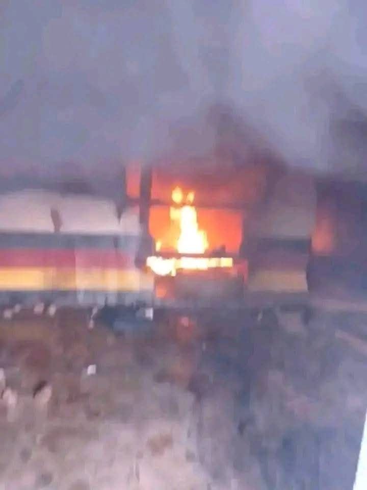 kenyasgossips's tweet photo. Itibo Police Station in Nyamira set ablaze; following the fatal shooting of a student by police officers yesterday. https://t.co/bkepjuX18J