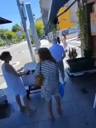 "Matas palestinos en Gaza y luego vienes de vacaciones aquí, fuera de aquí". meneame.net/story/matas-pa…