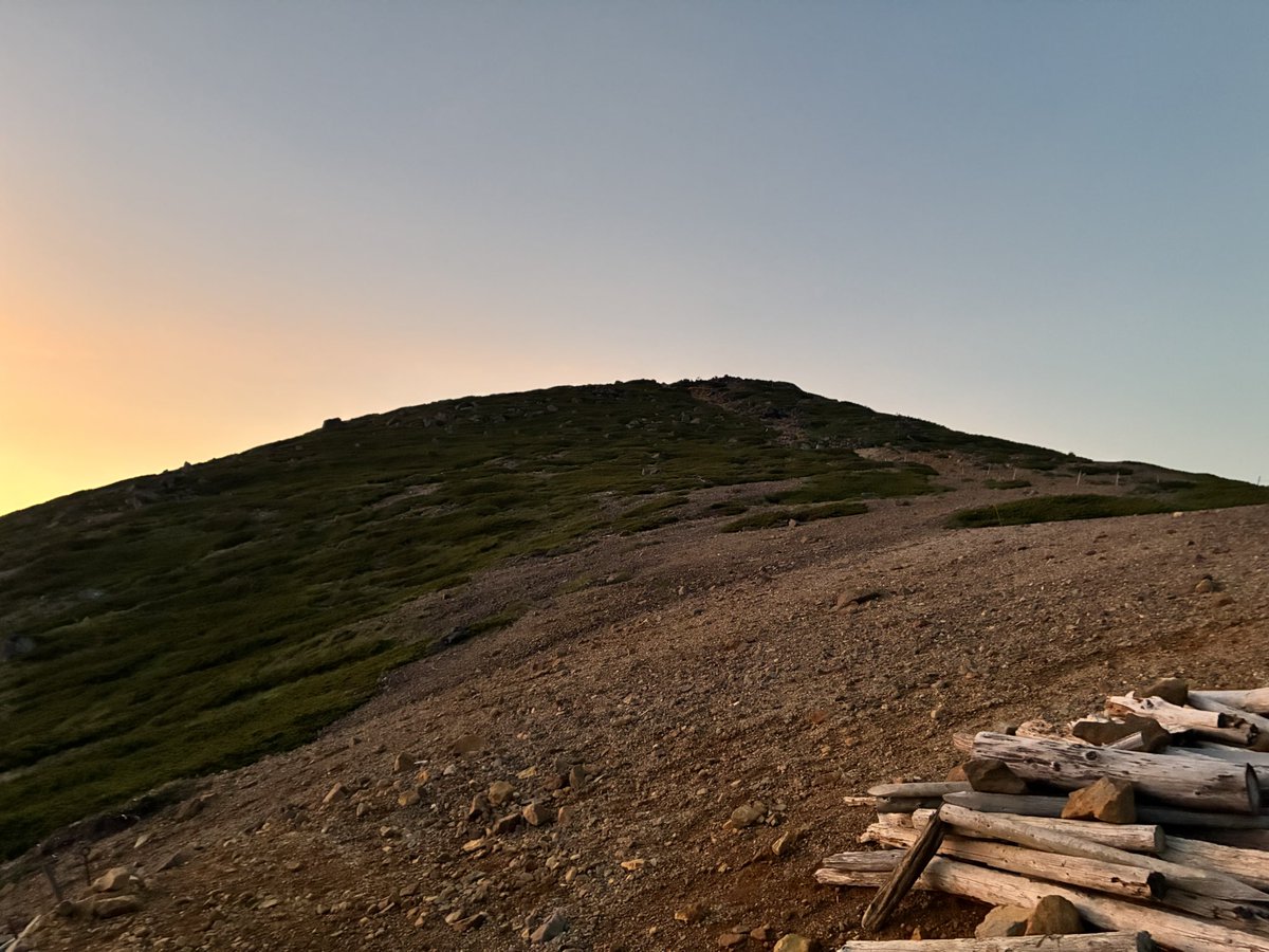 根石岳⛰️行って来ました．夕景にあたる西天狗⛰️と根石岳⛰️何とか見れて良かった😊でもご来光☀️はダメでした・・😢
#八ヶ岳
#根石岳