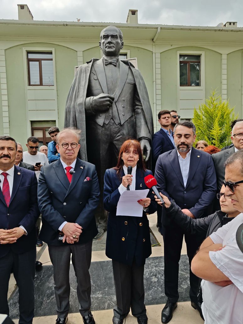 Türk Ortodoks Patrikhanesi Halkla İlişkiler Sorumlusu Sevgi Erenerol;

“Demir dağları eritip Ergenekon’dan taşan Türk iradesinin, Mete Han’dan Göktürklere uzanan Orta Asya bozkırlarının, Oy-Urum Atın Oy-Oğ (yani İstanbul) başkentli Oy-Urum Atın Devletinin, ⬇️