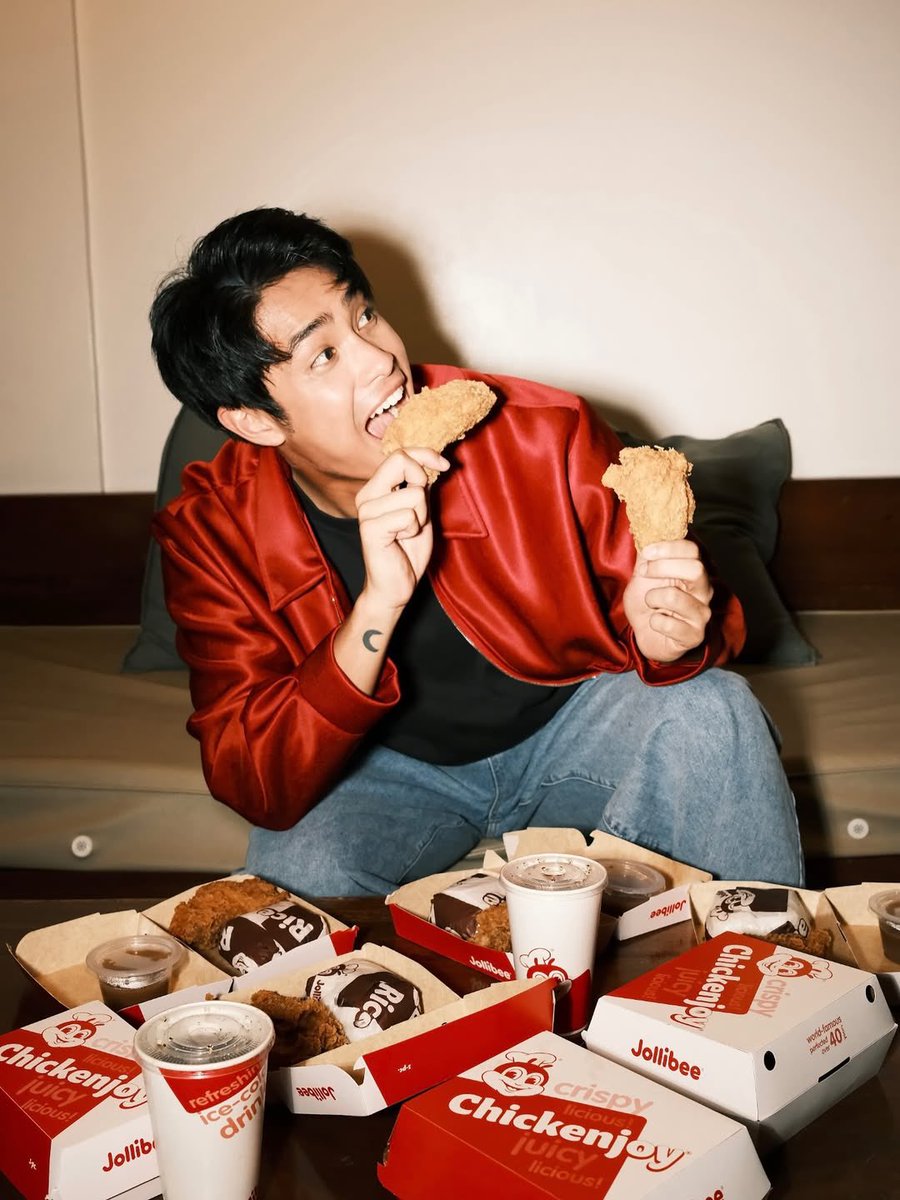 DONATORSPH's tweet photo. [📸 IG] Donny’s Instagram Post! 💙

“Fried chicken cravings? Chickenjoy agad. Wala na talagang tatalo. ❤️”

#DonnyPangilinan 
@donnypangilinan https://t.co/JO8mhjIoEX