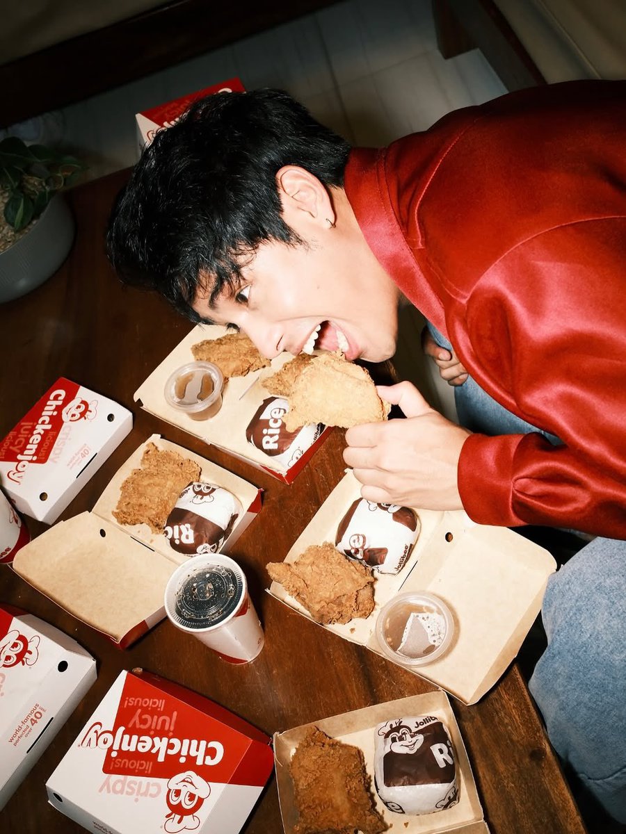 DONATORSPH's tweet photo. [📸 IG] Donny’s Instagram Post! 💙

“Fried chicken cravings? Chickenjoy agad. Wala na talagang tatalo. ❤️”

#DonnyPangilinan 
@donnypangilinan https://t.co/JO8mhjIoEX