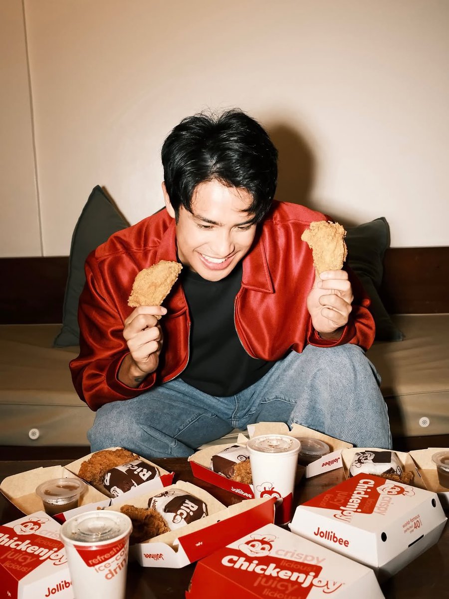 DONATORSPH's tweet photo. [📸 IG] Donny’s Instagram Post! 💙

“Fried chicken cravings? Chickenjoy agad. Wala na talagang tatalo. ❤️”

#DonnyPangilinan 
@donnypangilinan https://t.co/JO8mhjIoEX