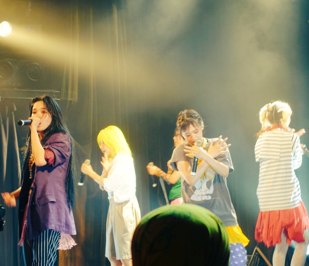 yokosuka22's tweet image. ボクのお母さんと誕生日が同じ事でお馴染みのSHELLMEさん、舞台上手のフォーメーションによってはメンバーが見切れる事もある位置にポジショニングしがちなボクを気遣ってかスピーカー越しに時々顔を出してくれるおしぇるさんはやっぱり東京のお母さんです❤️‍🔥
#PIGGS渋谷 #PIGGS浴衣 #BBS5 #BOOBOOSTAR