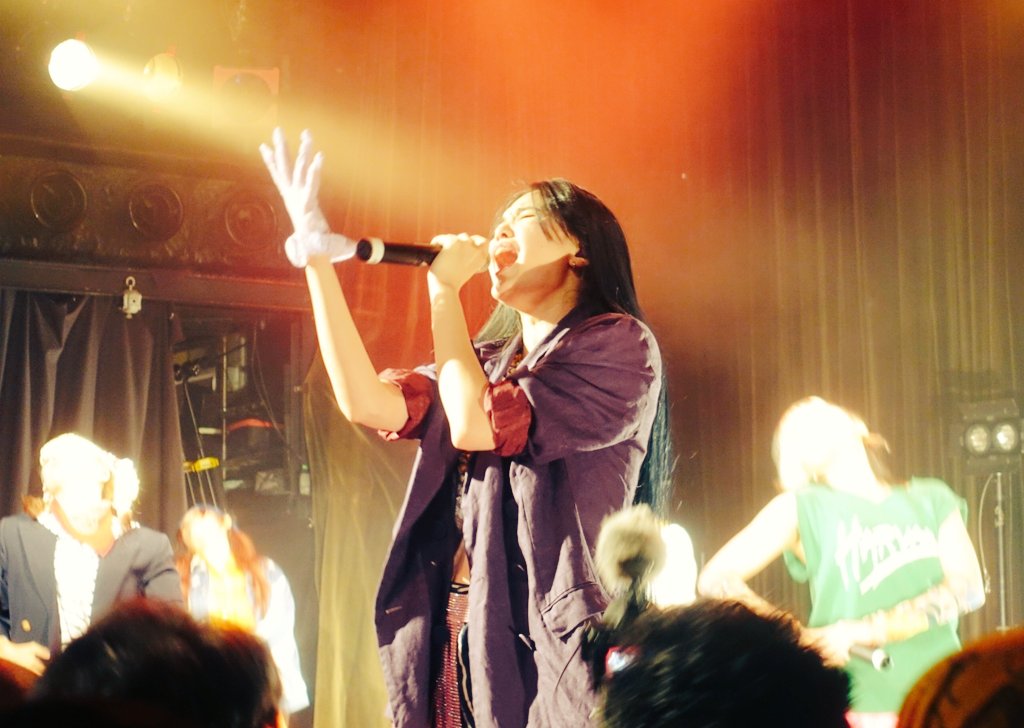 yokosuka22's tweet image. ボクのお母さんと誕生日が同じ事でお馴染みのSHELLMEさん、舞台上手のフォーメーションによってはメンバーが見切れる事もある位置にポジショニングしがちなボクを気遣ってかスピーカー越しに時々顔を出してくれるおしぇるさんはやっぱり東京のお母さんです❤️‍🔥
#PIGGS渋谷 #PIGGS浴衣 #BBS5 #BOOBOOSTAR