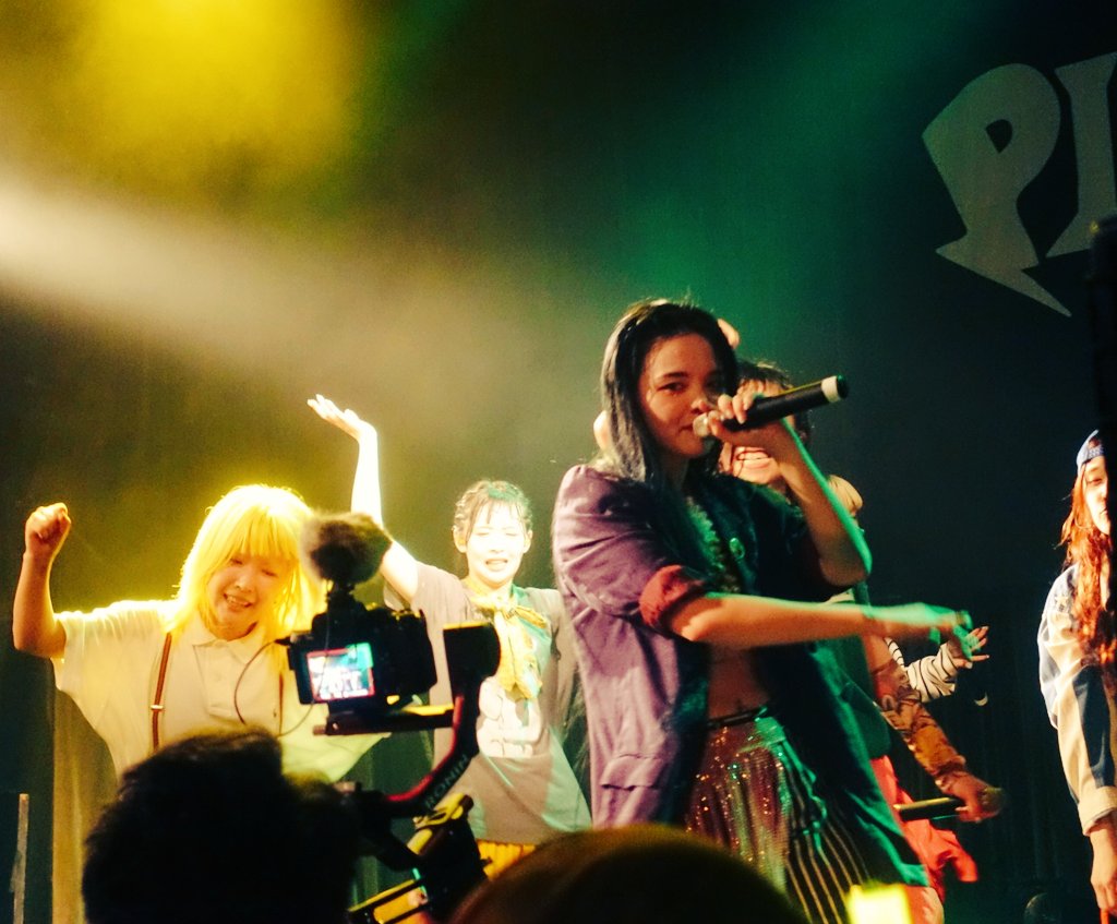 yokosuka22's tweet image. ボクのお母さんと誕生日が同じ事でお馴染みのSHELLMEさん、舞台上手のフォーメーションによってはメンバーが見切れる事もある位置にポジショニングしがちなボクを気遣ってかスピーカー越しに時々顔を出してくれるおしぇるさんはやっぱり東京のお母さんです❤️‍🔥
#PIGGS渋谷 #PIGGS浴衣 #BBS5 #BOOBOOSTAR