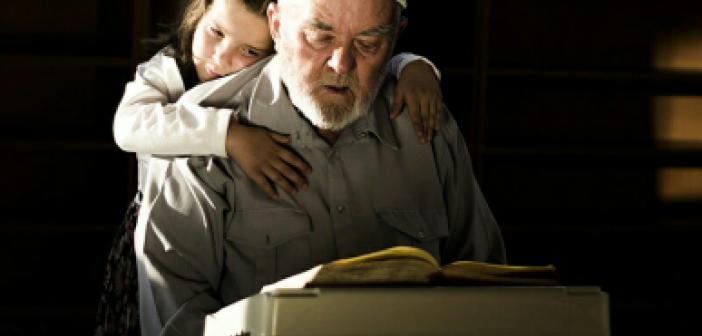 Rasûlullah ﷺ şöyle buyurdu:

“Allah Teâlâ, yaşından ötürü bir ihtiyara saygı gösteren gence, yaşlılığında hizmet edecek kimseler lutfeder.”

 (Tirmizî, Birr, 75)