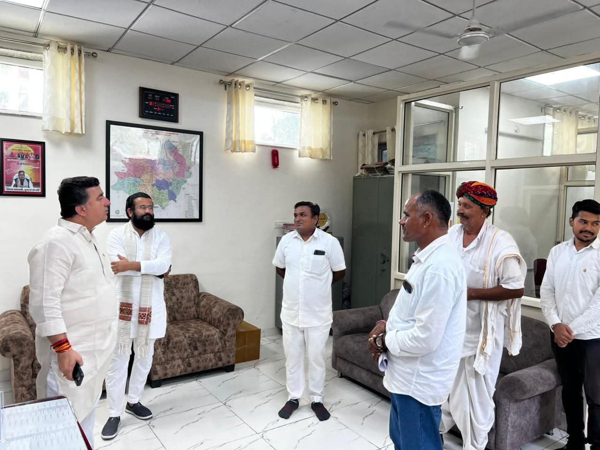 Suresh dadhich (@sureshdadhich6) on Twitter photo आज जयपुर स्थित राजकीय आवास पर राज्य मंत्री श्री के के विश्नोई जी ने प्रदेश के विभिन्न क्षेत्रों से पधारे नागरिकों से भेंट कर जनसुनवाई की।
#आपणो_अग्रणी_राजस्थान #हर_घर_खुशहाली
<a href="/BhajanlalBjp/">Bhajanlal Sharma</a>
<a href="/BJP4Rajasthan/">BJP Rajasthan</a>
<a href="/kkvishnoibjp/">K.K.Vishnoi</a> आज जयपुर स्थित राजकीय आवास पर राज्य मंत्री श्री के के विश्नोई जी ने प्रदेश के विभिन्न क्षेत्रों से पधारे नागरिकों से भेंट कर जनसुनवाई की।
#आपणो_अग्रणी_राजस्थान #हर_घर_खुशहाली
<a href="/BhajanlalBjp/">Bhajanlal Sharma</a>
<a href="/BJP4Rajasthan/">BJP Rajasthan</a>
<a href="/kkvishnoibjp/">K.K.Vishnoi</a>
