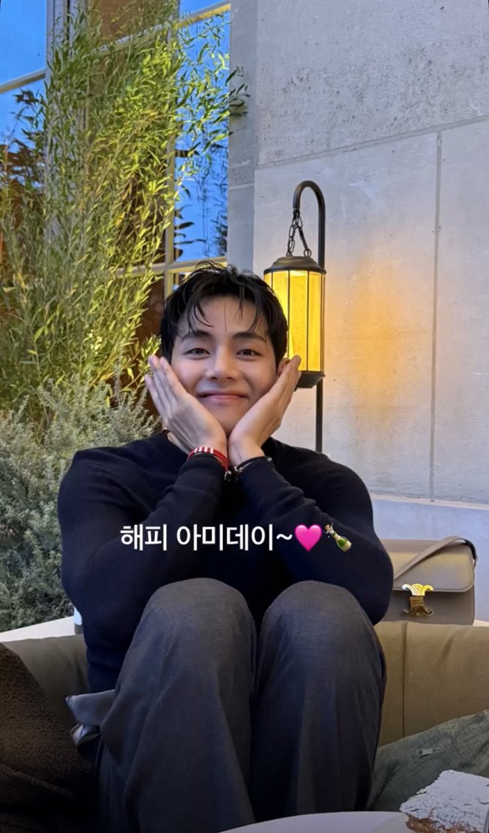 [Weverse] Taehyung 250709

Taehyung menyapa kita di Weverse dan memberi ucapan selamat!

🐯: HAPPY ARMY DAY~🩷🍾

Taehyung selalu ingat 💜