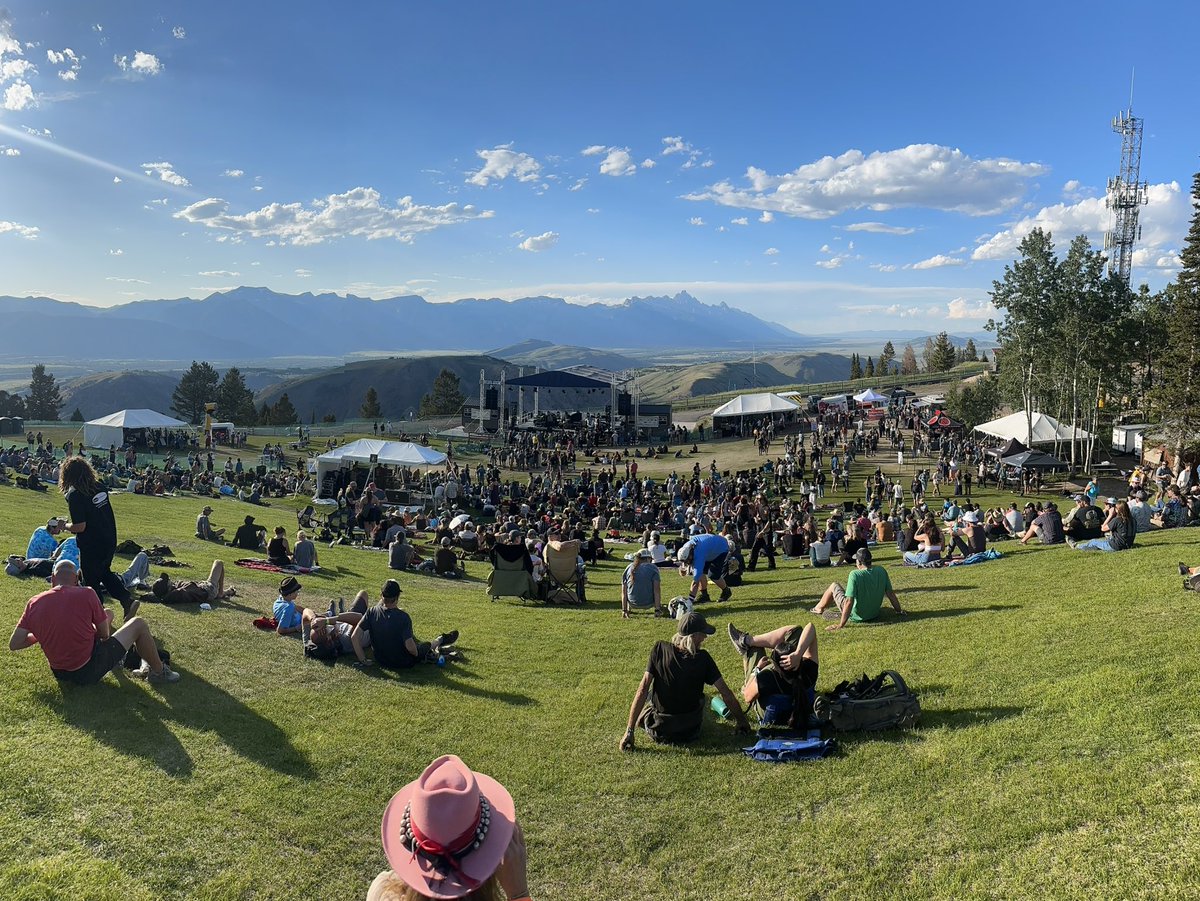 thaug72's tweet photo. Is there a venue that has a better backdrop? https://t.co/Y5f3Lki2a0