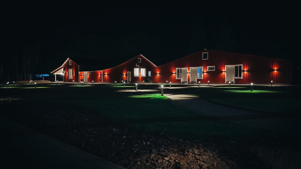 PowerUpUkraine's tweet image. I natt bombades Lutsk med över 50 drönare och missiler. Lutsk ligger Power Up Ukraine extra nära hjärtat då detta är vår hub och utgångspunkt, för varje resa.
Barnlägret (Swedish Help Center) som just nu är fullt med barn, (dom samlar 1500-2000 barn varje sommar) som är där för…