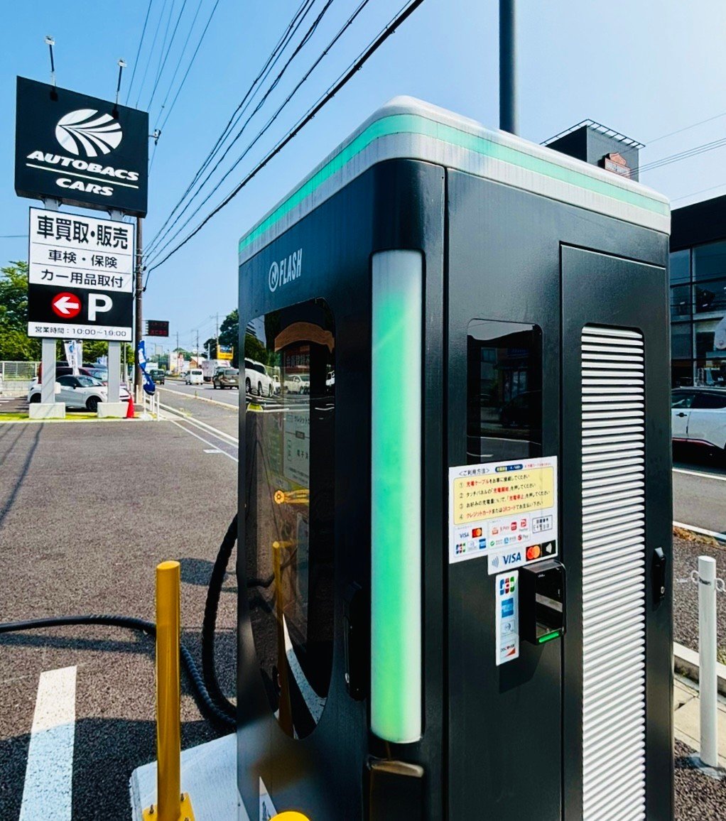 EV_FLASH_10FF's tweet photo. FLASHマーク6の初号機が千葉県で稼働しました。
#FLASH
#オートバックスカーズかしわ大井
#EV急速充電器
#従量課金
#CHAdeMO
#NACS
#1000V
#600A
#240kW
#FLASH立上げ隊
#イタチョー https://t.co/jzYNO9DAc1