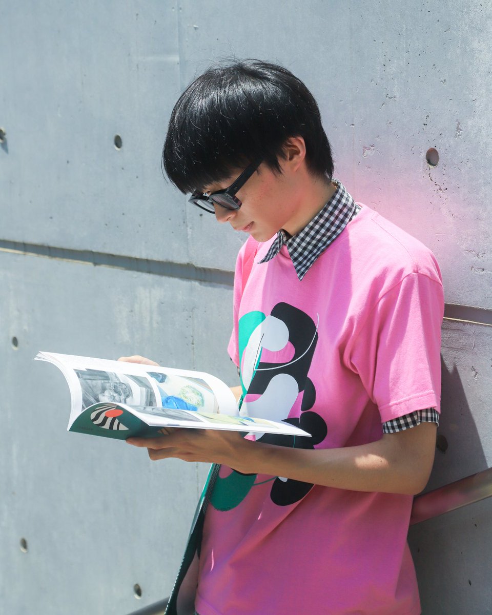 musabi_koho's tweet photo. ムサビで好きを探そう。
#MUSABIOPENCAMPUS2025
.

2025.7.12 sat - 13 sun
TAKANODAI
.
.

来場された受験生の方にお渡しする資料には、
大学案内のほか、入試の参考作品が見られる入試問題集などお役立ち資料が入っています。

ぜひオープンキャンパスで受け取ってください！
*2025年5月より発送している資料と同じもの

.
.

■ご予約・イベントの確認はこちら
https://t.co/hdnU8b9BqB

.
.

Photographer：空間演出デザイン学科　川野莉里花
Stylist：空間演出デザイン学科　モリアイ
Model：空間演出デザイン学科　岡田玲子
工芸工業デザイン学科　井上知高

.
.

#MAU #武蔵野美術大学 #ムサビ #武蔵美 #ムサビ生 #MUSABI #musashinoartuniversity #オープンキャンパス #OC #大学案内 #大学資料