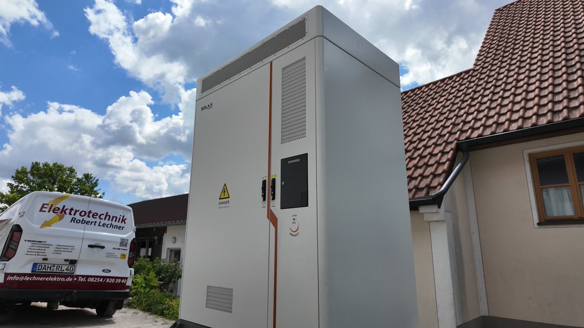 solaxpower's tweet photo. #SolaXCase: Modernizing Agriculture with SolaX Smart Energy Solutions 🇩🇪🌱
SolaX is proud to support the transition to clean energy at a dairy farm in Altomünster, Germany, with the successful installation of our Air-Cooling ESS-TRENE commercial energy storage system.
This C&I Energy Storage System is now helping the farm:
⚡ Optimize energy usage and reduce peak demand
🌡️ Operate efficiently with advanced air-cooling thermal management
🌍 Cut carbon emissions and move toward energy independence
As agriculture embraces digitalization and decarbonization, energy storage is becoming a cornerstone of rural electrification and sustainable operations. SolaX is excited to be at the forefront of this global shift—delivering scalable, intelligent ESS solutions for real-world impact
Learn more about SolaX ESS-TRENE:
👉 https://t.co/bM9rlrW2sw
#SolaXPower: The Leading Solar Energy Storage Solution Provider
#EnergyStorage #ESS #SustainableFarming #CleanEnergy #AirCoolingESS #Agritech #Decarbonization