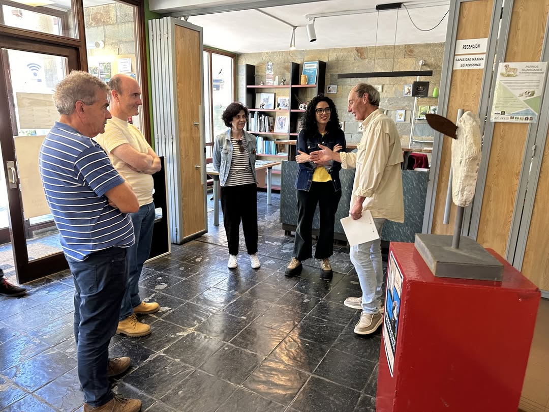 🎨 Nesta mesma xornada, la conseyera inauguró l'ampliación del Ecomuséu de Somiedo nel pueblu de Caunéu y la esposición de pintura y escultura de Lolo Zapico y María del Roxo.

🖼️ Arte, cultura, identidá y naturaleza nun mesmu territoriu que ye exemplu de sostenibilidá: Somiedo.