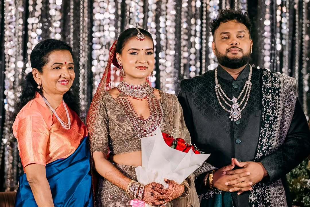 ChennaiTimesTOI's tweet photo. #Kollywood celebs #ARRahman, #Vijay's mother #ShobaChandrasekhar, director #KBhagyaraj, #TRajendar and others grace #DrumsShivamani's son Kumaran's wedding with Harshana https://t.co/QgFFbsix9U