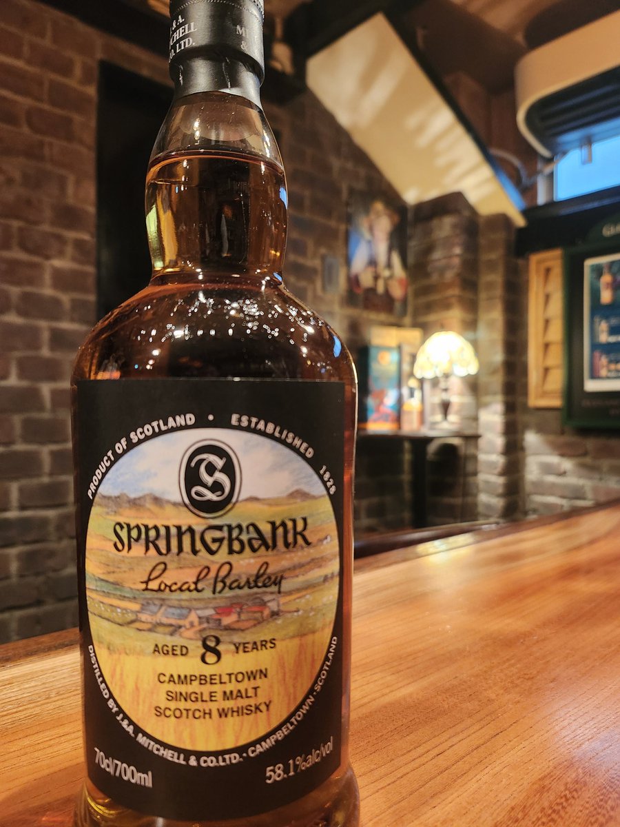 millesimes0905's tweet image. 本日はこちら「SPRINGBANK Local Barley 8yo」が入荷です!バーボン樽50%シェリー樽50%の58.1%。今回はブルックラディでお馴染みのベアバーレイ(古代種)を使用。せひお楽しみくださいね!本日も開店(~1:00)今夜も宜しくお願い致します😊