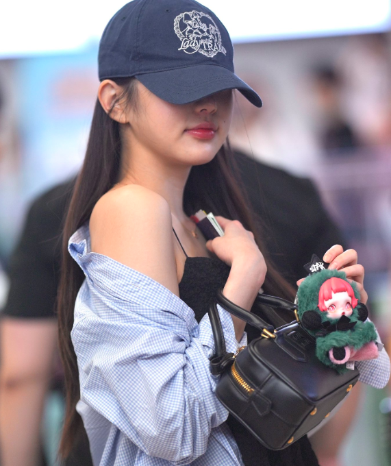 ウォニョンがSKULLPANDA付けてるっ LABUBUも好きだけど、スカルパンダ