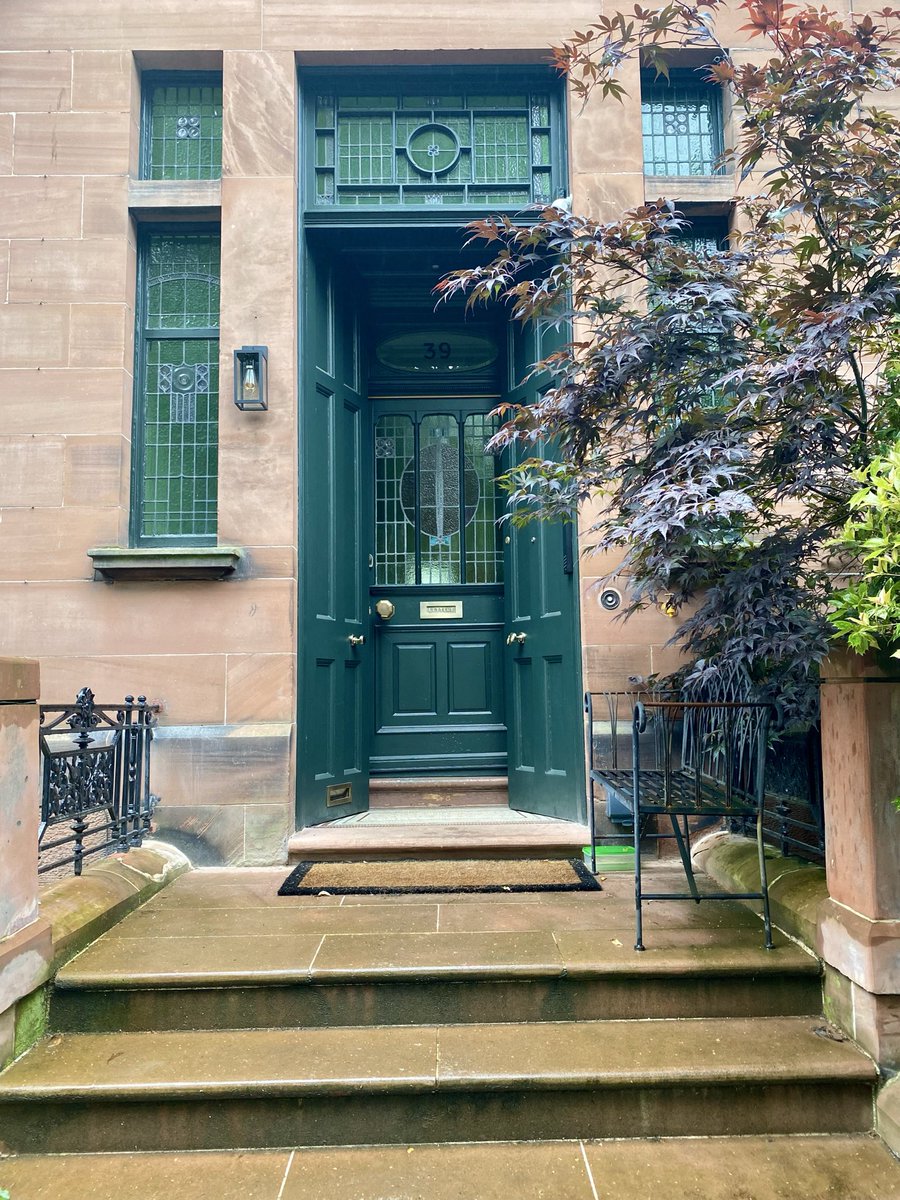 MurphyNiallGLA's tweet image. #MomentsOfBeauty in #Glasgow; Kingsborough Gardens, lottery win territory and a favourite street of mine because each front door has its own unique delicate stained glass design all of which are #GlasgowStyle Art Nouveau gems straight out of ‘My Fair Lady’ = a total joy 👀👇🥰!