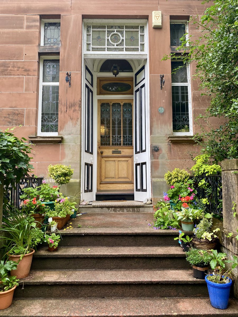 MurphyNiallGLA's tweet image. #MomentsOfBeauty in #Glasgow; Kingsborough Gardens, lottery win territory and a favourite street of mine because each front door has its own unique delicate stained glass design all of which are #GlasgowStyle Art Nouveau gems straight out of ‘My Fair Lady’ = a total joy 👀👇🥰!